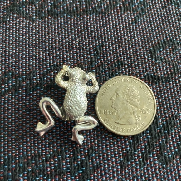 Vintage Silvertone frog brooch with rhinestone eyes - Picture 1 of 4